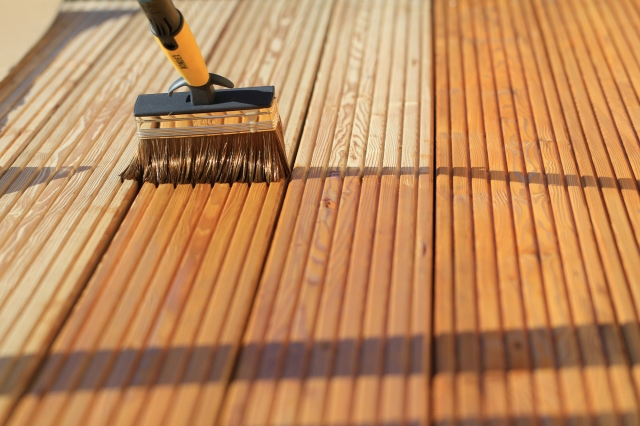 Deutsche-Politik-News.de | Die schnell trocknenden Bondex Express Holz-Öle machen den Terrassenboden im Nu winterfest.