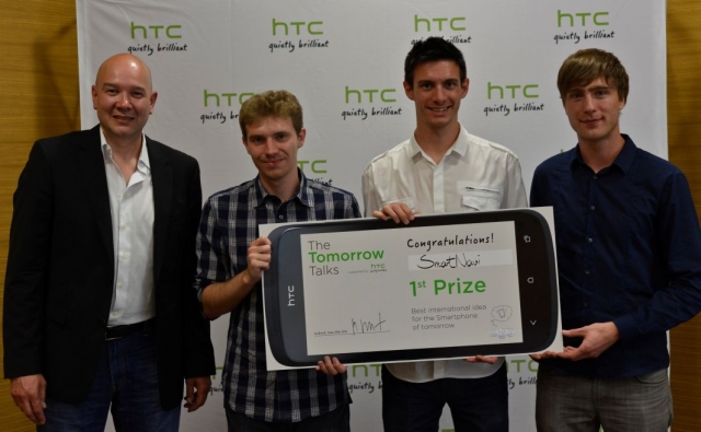 Tickets / Konzertkarten / Eintrittskarten | Stefan Streit, Vice President Marketing und Retail bei HTC EMEA, mit dem Gewinner-Team der TU Ilmenau