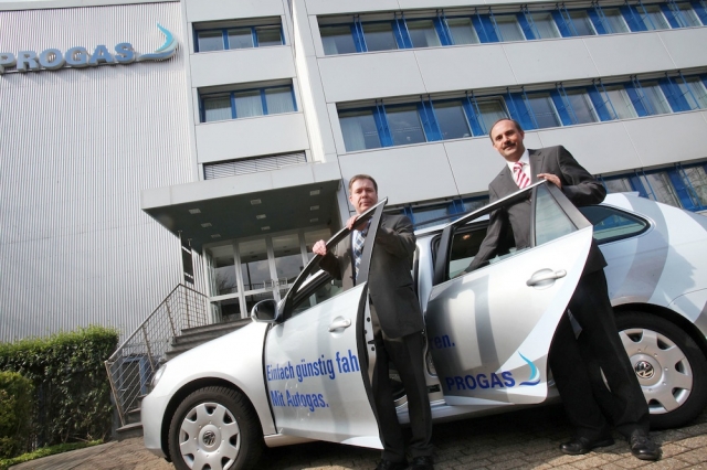 Autogas / LPG / Flssiggas | Fuhrparkmanager Frank Pfister (links) und Marketingleiter Christian Osthof freuen sich ber den Testsieg des PROGAS-Firmenfahrzeugs. Foto: Schaper