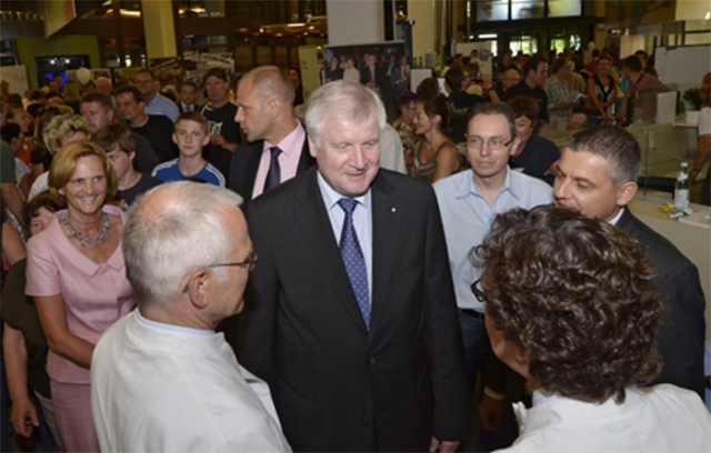 Deutsche-Politik-News.de | Der Bayerische Ministerprsident Horst Seehofer gehrte zu den Gratulanten beim Tag der offenen Tr zum 30-jhrigen Jubilum des Klinikums Ingolstadt. Foto: Klinikum Ingolstadt