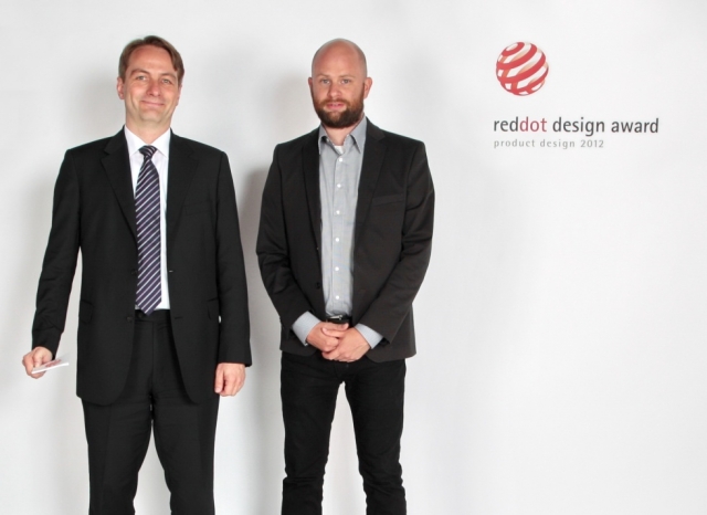 Deutsche-Politik-News.de | Daniel Joha, Head of Retail Marketing Management bei METTLER TOLEDO (links) und Costas Medugorac, Designer der UC Evo Line, nehmen den red dot in Empfang