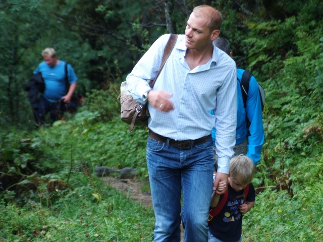 Deutsche-Politik-News.de | Der Skiweltmeister Michael Walchhofer wandert mit seinen Gsten vom Hotel Zauchenseehof durch die Bergwelt von Zauchensee.