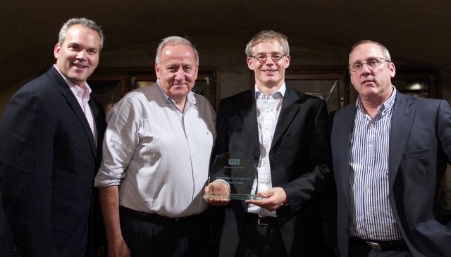 Deutsche-Politik-News.de | Mark Thurmond, SVP Worldwide Sales RSA , Art Coviello, Executive Chairman RSA (v.l.), und Adam Bangle, EMEA Vice President RSA (r.), berreichen den Award „Authentication Partner of the Year“ an Hans-Peter Dietrich, Security Solution Manager Controlware 