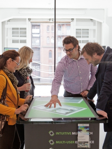 Landleben-Infos.de | MultiTOUCH Table im komma,tec redaction Digital Signage Innovation Center in Hamburg