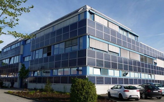Fertighaus, Plusenergiehaus @ Hausbau-Seite.de | Fassade mit Solar Modulen