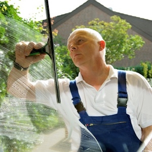 Deutsche-Politik-News.de | Glasreinigung Stuttgart - Ein Fensterputzer in Aktion