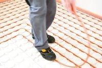Auto News | Heizen mit Fußbodenheizung - Die Montage ist einfach: In vorgefertigte Gipsfaserplatten werden die flexiblen Heizrohre einfach eingelegt. 