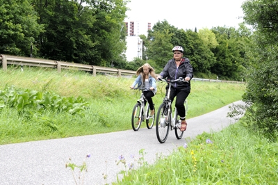 Deutsche-Politik-News.de | Keine Angst vor Steigungen: Fahrrder mit einer elektrischen Tretuntersttzung ermglichen jedem mhelos einen Berg hochzufahren. Fr manchen schwierig ist dagegen das Bremsen. Manche Fahrer knnen ihr Tempo nicht richtig einschtzen. 						Foto:  HUK-COB