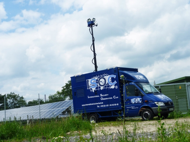 Deutsche-Politik-News.de | Das ISOC als mobile Kleinlaster-Variante mit einer 360 Grad High-Speed-Kamera ermglicht den lckenlosen Rund-um-Blick mit einer Radius von 150 Metern. 