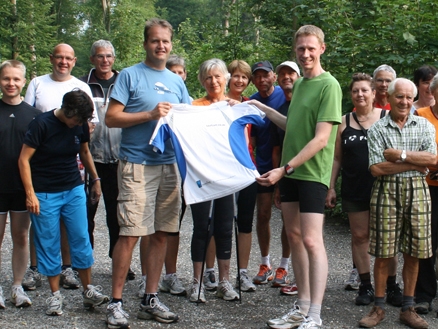 Sport-News-123.de | Konrad Krafft von doubleSlash berreicht die neuen Trikots an Lauftreff-FN-Leiter Wolfgang Kleinertz