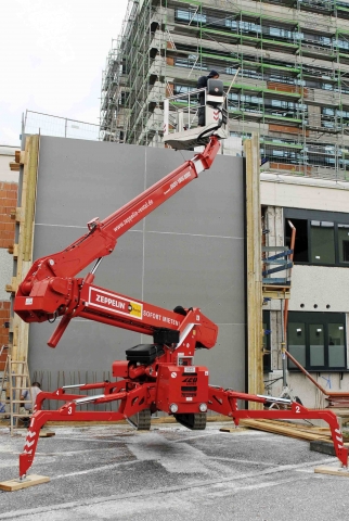 Bayern-24/7.de - Bayern Infos & Bayern Tipps | Die Raupenarbeitsbhne ZRGT23.11ED von Zeppelin Rental bei der Sanierung eines Klinikums – hier entsteht ein neues Treppenhaus. Copyright: Zeppelin Rental GmbH & Co. KG