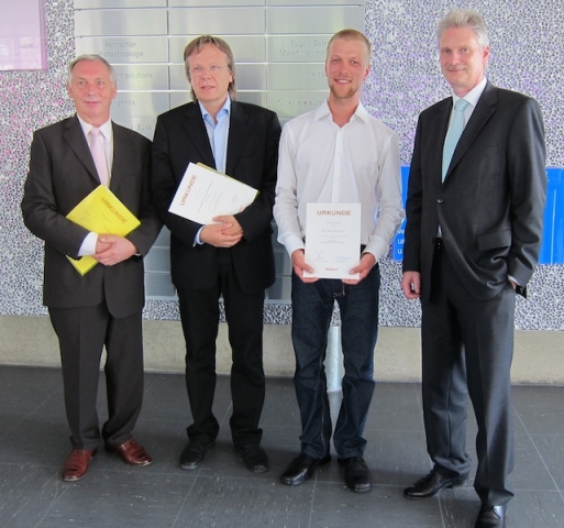 Deutsche-Politik-News.de | Jakob Merk (2. von rechts) und die ebenfalls ausgezeichneten Professoren Dr.-Ing. Raimund Ruderich (links) und Dr.-Ing. Gerhard Mengedoht (2. von links). Rechts im Bild: Dr. Matthias Pauly, Leiter Personalbereich, Wieland-Werke AG