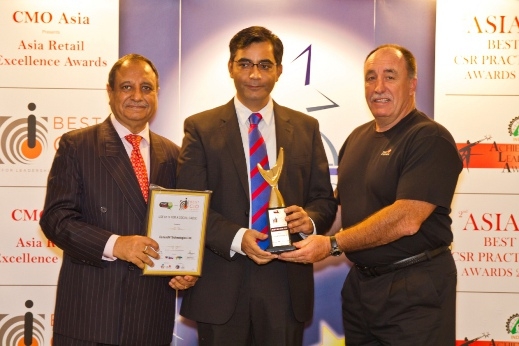 Auto News | Amit Sharma, Regional Director bei CanvasM Technologies Ltd, erhielt den Preis von Arun Arora, Chairman von Edvance Pre-schools Pvt. Ltd und Donovan Neale-May, Executive Director des CMO Councils