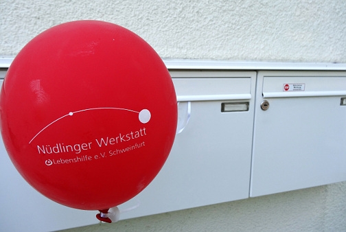 Koeln-News.Info - Kln Infos & Kln Tipps | Der Luftballon ber dem Briefkasten, eine innovative unadressierte Werbeidee