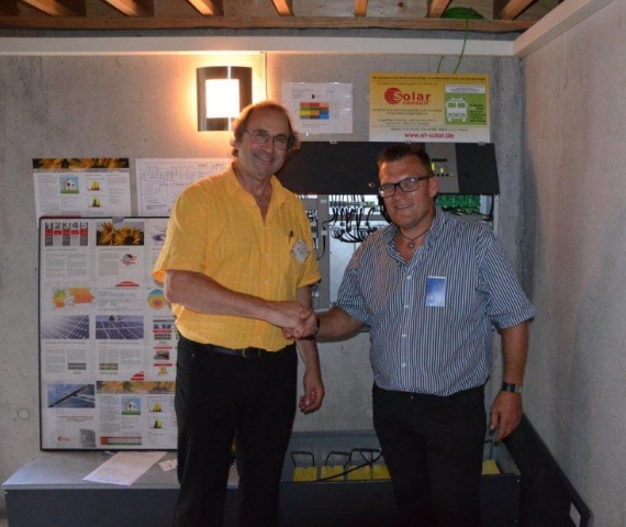 Deutschland-24/7.de - Deutschland Infos & Deutschland Tipps | Herr Trck (links) mit Architekt Niesner (rechts) vor dem SolarConsult Solarstromspeichersystem 4S.