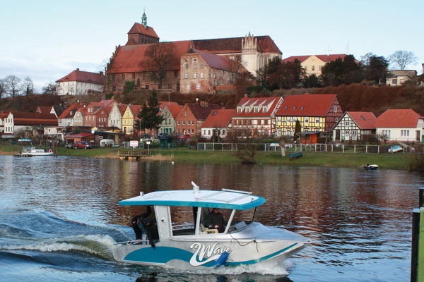 Auto News | Surfboot 2Wave beim Stapelhub in Havelberg auf der Kiebitzberg Schiffswerft