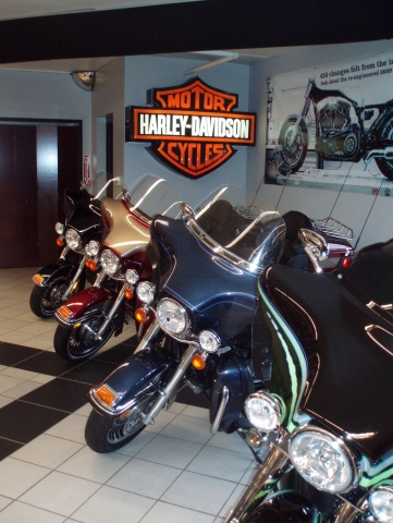 Hotel Infos & Hotel News @ Hotel-Info-24/7.de | Kult-Bikes en masse: Blick in den Verkaufsraum von Kegel Harley Davidson