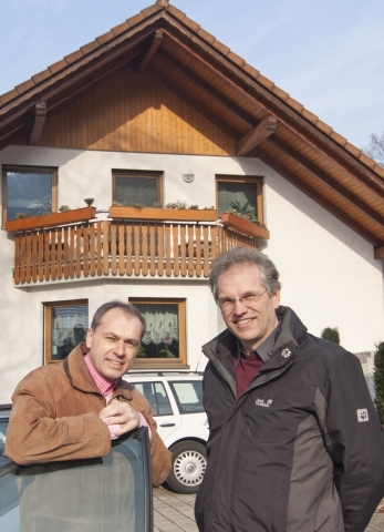 Hotel Infos & Hotel News @ Hotel-Info-24/7.de | PROGAS-Fachberater Manfred Braun (links) ist für Hausbesitzer Herbert Huber ein kompetenter Ansprechpartner. Foto: PROGAS.
