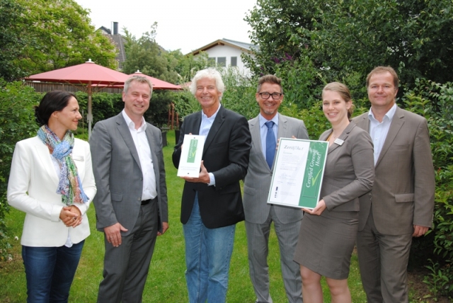 News - Central: Hotelier Dr. Lothar Becker (3.v.l.) freut sich im Kreise seiner Kollegen ber das Nachhaltigkeitssiegel fr das Atrium Hotel Mainz