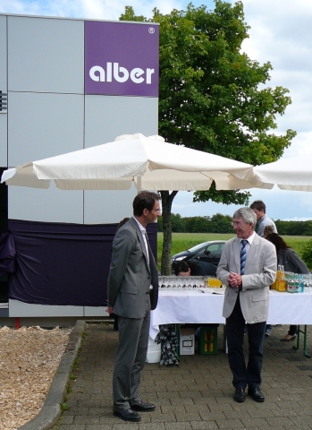 Auto News | Die Erffnung des Alber Cubus: links Ralf Ledda, Geschftsfhrer der Ulrich Alber GmbH, rechts Anton Reger, Brgermeister Albstadt 