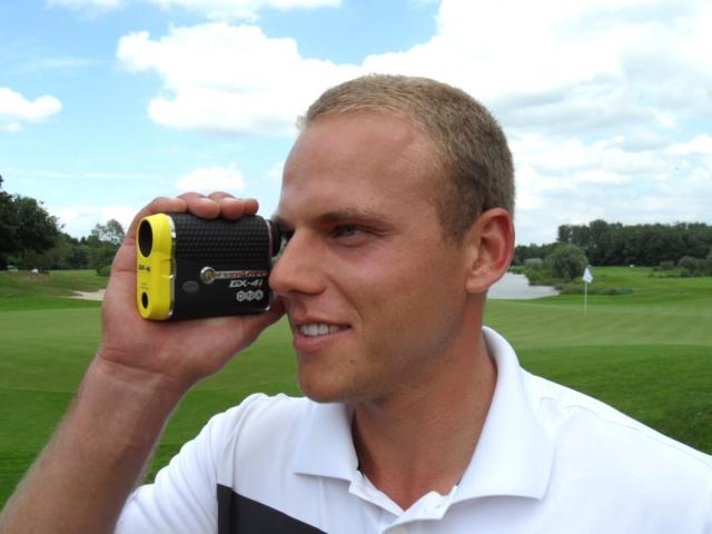 Sport-News-123.de | Foto© dublisGolf : Daniel Wnsche nutzt Leupold´s GX-4i® Golf Entfernungsmesser zur perfekten Turniervorbereitung