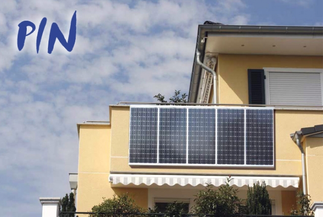 Deutsche-Politik-News.de | PIN - das erste steckerfertige Solaranlagen-Kompeltt-System - hier angehngt an den Balkon einer Wohnung.