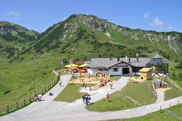 News - Central: Auf der Gamskokelhtte in der Bergwelt von Zauchensee wurde auf 1900m Seehhe ein einzigartiger Kinderspielplatz errichtet. Ein großartiger Zusatz fr das Angebot des Zauchenseehofs. 