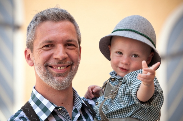 Tickets / Konzertkarten / Eintrittskarten | ePunkt Geschftsfhrer Sam Zibuschka, derzeit in Karenz, mit seinem Sohn.