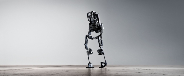 Auto News | Der bionische Geh-Anzug Ekso ermglicht Querschnittgelhmten das Aufstehen und Gehen