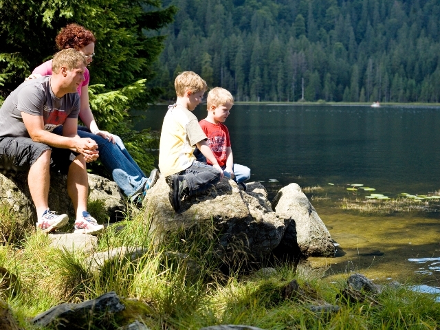 Deutsche-Politik-News.de | Wanderrast mit der ganzen Familie am Arbersee im ArberLand Bayerischer Wald