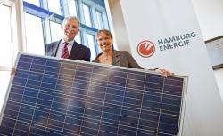 Alternative & Erneuerbare Energien News: Foto: HAMBURG ENERGIE-Geschftsfhrer Dr. Michael Beckereit und die Hamburger Umweltsenatorin Anja Hajduk starten eine groangelegte Solaroffensive.