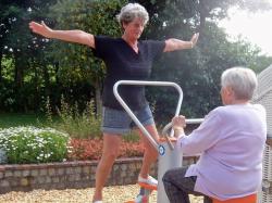 SeniorInnen News & Infos @ Senioren-Page.de | Foto: Outdoor Fitnessgerte sind auch bei Senioren sehr beliebt.