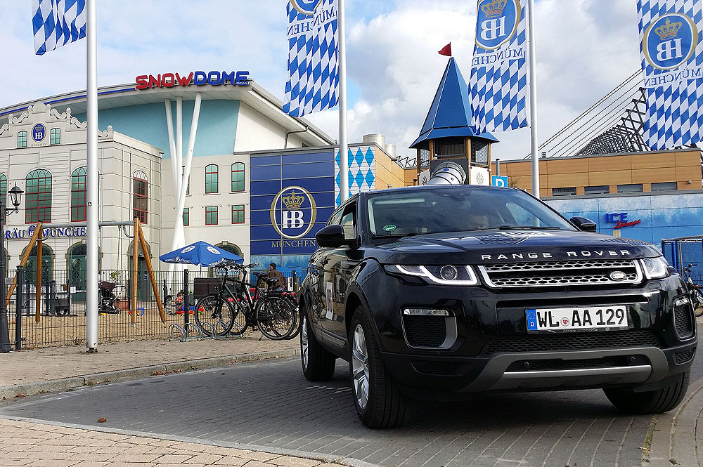 Deutsche-Politik-News.de | Teilnehmer Range Rover vor dem Snow Dome Bispingen