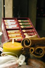 Nahrungsmittel & Ernhrung @ Lebensmittel-Page.de | Foto: Das vorsortierte Weihnachtsdisplay bringt die shokomonk-Riegel optimal zur Geltung.