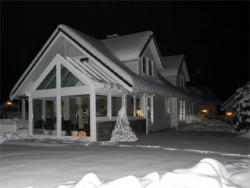 Fertighaus, Plusenergiehaus @ Hausbau-Seite.de | Hausbau & Einfamilienhaus - Foto: Im Winter kann ein Wintergarten zeigen was er kann: Whrend es drauen kalt ist, kann man bei wohliger Wrme die Natur hautnah erleben.