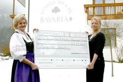 SeniorInnen News & Infos @ Senioren-Page.de | Foto:  Domus Mea: Anne Tremmel und Pflegedienstleiterin Tanja Pozun freuen sich ber die vielen kleinen Spenden, die sich auf 302 Euro summiert haben.