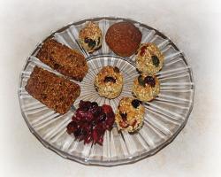 Nahrungsmittel & Ernhrung @ Lebensmittel-Page.de | Foto: CosmoSnack-Allerlei: Riegel, Muffin und Kugeln mit Cranberry, Orangen und Karotten.