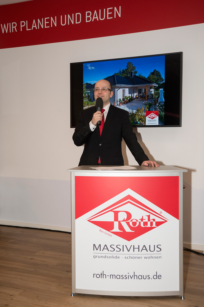 Deutsche-Politik-News.de | Enrico Roth, Gesch�ftsf�hrer der Bau- GmbH Roth, hei�t zuk�nftige Bauherren am Sonntag willkommen. Foto: Roth-Massivhaus