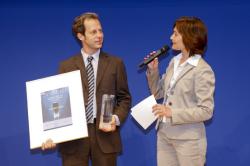 Alternative & Erneuerbare Energien News: Foto: So sehen Gewinner aus: Sren Pauluen, einer der Geschftsfhrer der InvenSor GmbH, nimmt den Intersolar Award 2010 entgegen.