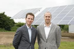 Alternative & Erneuerbare Energien News: Foto: Setzen auf Solar: Bjrn Kemper, Geschftsfhrer der KEMPER GmbH (links), und Alexander Lenfers, Projektleiter fr die Sparte Solartechnik.