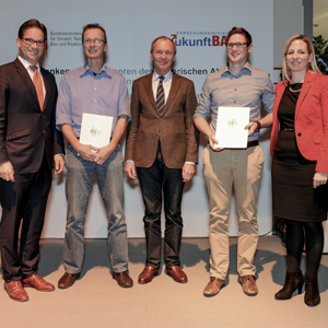 Deutsche-Politik-News.de | (von links nach rechts): Florian Pronold (Parlamentarischer Staatssekretr BMUB, Karlheinz Mller (Ingenieurbro Baubiologie Mller), Helmut Holl (Baufritz, Der kohaus-Pionier seit 1896) , Maximilian Kral (Ingenieurbro Baubiologie Mller) und Prof. Dr. Natalie Eig (Hochschule Mnchen) Quelle: BMUB / Matthias Francke