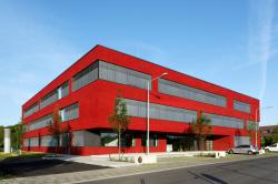 Fertighaus, Plusenergiehaus @ Hausbau-Seite.de | Foto: Das >> Etrium << gilt als eines der auch architektonisch anspruchvollsten Passiv-B�rogeb�ude. Es ist besonders energiesparend, denn sein Bedarf an Heizw�rme liegt unter 10 kWh im Jahr pro Quadratmeter.