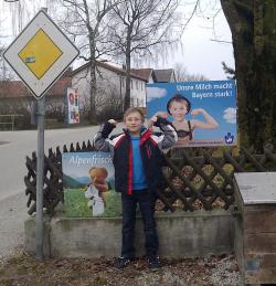 Foto: Milch aus Bayern macht auch den kleinen Georg stark. Das Plakat der Landesvereinigung der Bayerischen Milchwirtschaft findet er einfach cool. |  Landwirtschaft News & Agrarwirtschaft News @ Agrar-Center.de