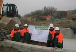 Foto: Immergrn-Geschftsfhrer Klaus Hlcke (rechts) mit seinem Team auf der Baustelle in Cornwall. |  Landwirtschaft News & Agrarwirtschaft News @ Agrar-Center.de