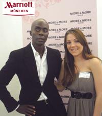 Casting Portal News | Foto: Modelcoach Bruce Darnell und Hotelmitarbeiterin Roberta Oliviero im M�nchen Marriott Hotel.