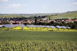 Alternative & Erneuerbare Energien News: Foto: Der Solarpark Sprendlingen - grte Freiflchenanlage mit nachgefhrten Photovoltaikmodulen in Rheinland-Pfalz.