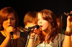 Casting Portal News | Foto: In wenigen Monaten wird in intensiven Proben unter der Leitung von Linda Kyei ein Repertoire aus internationalen Songs und Lyrics erarbeitet und auf die B�hne gebracht.