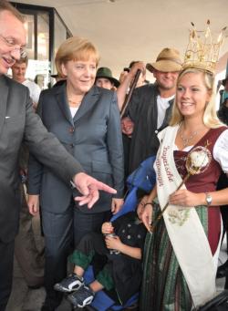 Foto: Bundeskanzlerin Angela Merkel (m.) mit Bauernprsident Gerd Sonnleitner (li.) und der amtierenden Bayerischen Wollknigin Carina Scherpf (re.) auf dem Deutschen Bauerntag 2009 (Foto: Proplanta). |  Landwirtschaft News & Agrarwirtschaft News @ Agrar-Center.de