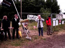 Foto: Jung und Alt protestieren gemeinsam gegen den Bau des Tierversuchslabor am Bnteweg in Hannover. |  Landwirtschaft News & Agrarwirtschaft News @ Agrar-Center.de
