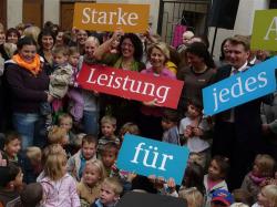 SeniorInnen News & Infos @ Senioren-Page.de | Foto: Familienministerin Ursula von der Leyen in Veringenstadt: gemeinsam mit den Akteuren aller Generationen, die sich im Mehrgenerationenhaus engagieren.